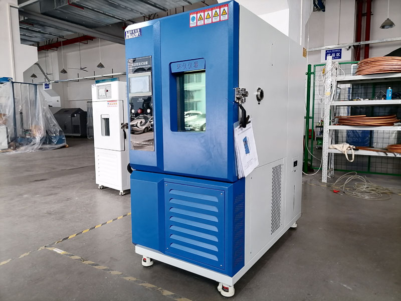 在選擇和使用非公路旅游觀光車前照燈耐高低溫試驗箱時，用戶需要考慮以下幾個因素：  設備精度和可靠性：選擇高精度、高可靠性的試驗箱，確保測試結果的準確性。 供應商服務：選擇提供優(yōu)質(zhì)售后服務的供應商，以確保設備的長期穩(wěn)定運行。 符合標準：確保所選設備能夠滿足相關的國家和國際標準要求。(圖1)