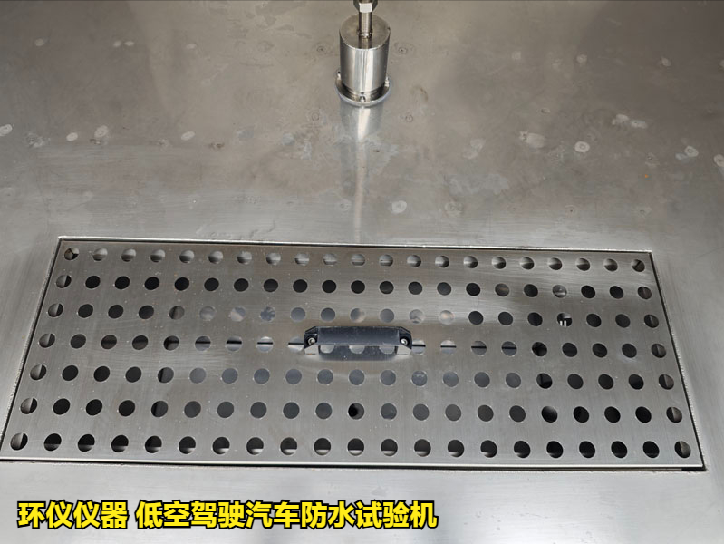 低空駕駛汽車防水試驗(yàn)機(jī)的降雨試驗(yàn)過(guò)程(圖2)
